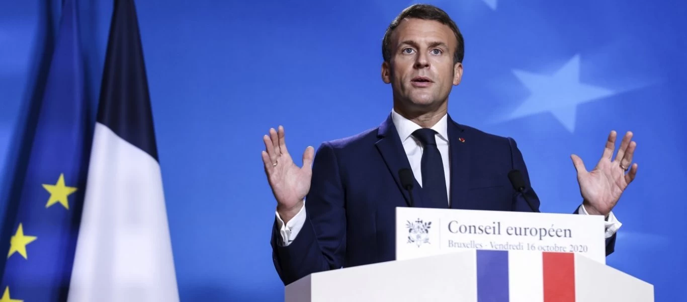 Μετά τις επιθέσεις στην Γαλλία ο Ε.Μακρόν τώρα μιλά για... «παρεξηγήσεις»: «Δεν είμαι υπέρ των σκίτσων»